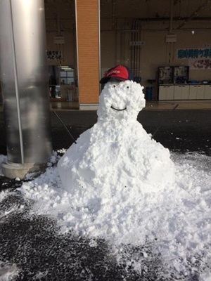 雪だるま出現 三重ダイハツ販売株式会社 雪だるま出現 三重ダイハツ販売株式会社